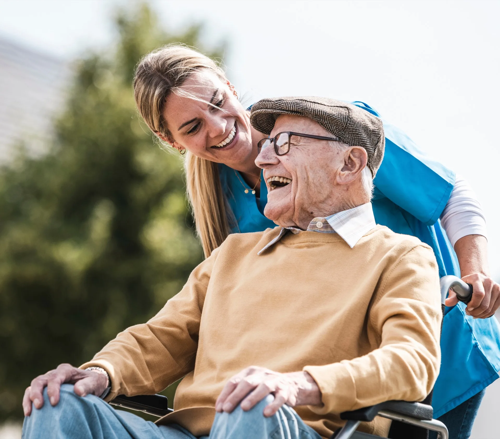 Accompagnement Sonaly pour les démarches CESU après décès : une aidante souriante aux côtés d’un homme âgé en fauteuil roulant, illustrant l’offre d’experts pour les familles et les obligations légales particulier-employeur.