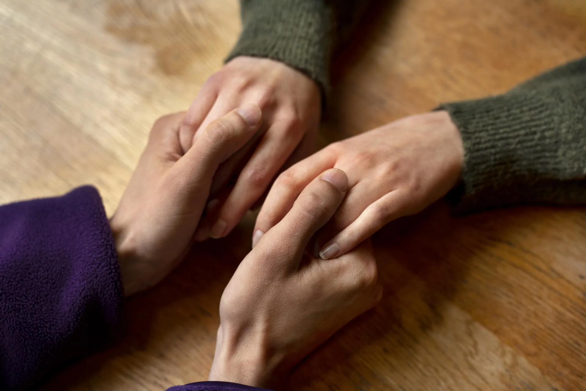 Accompagnement Sonaly pour le salarié CESU : mains entrelacées, soutien et réconfort pour la régularisation administrative après le décès de l’employeur particulier.